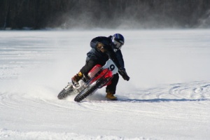 Motorradfahrer im Schnee